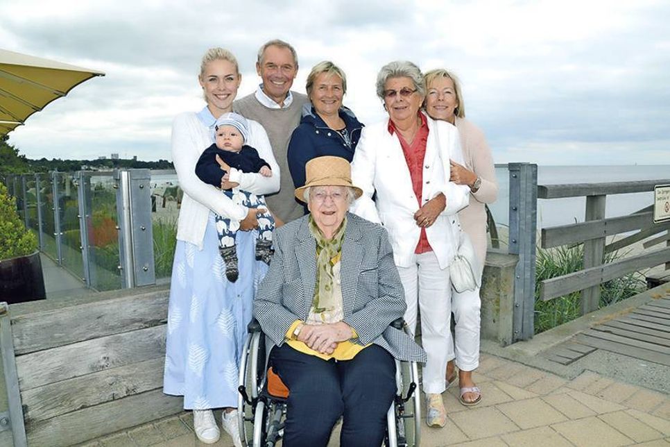 Fünf Generationen auf einem Foto: Christa Lippert (vone) feierte ihren 105. Geburtstag mit Enkelin Monija (re.), Enkelin Gabi mit Ehemann Peter, Tochter Asta (2.v.re.), Urenkelin Vivan und Ururenkel Lucca in Haffkrug. (Foto: René Kleinschmidt)