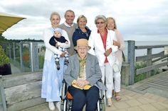Fünf Generationen auf einem Foto: Christa Lippert (vone) feierte ihren 105. Geburtstag mit Enkelin Monija (re.), Enkelin Gabi mit Ehemann Peter, Tochter Asta (2.v.re.), Urenkelin Vivan und Ururenkel Lucca in Haffkrug. (Foto: René Kleinschmidt)
