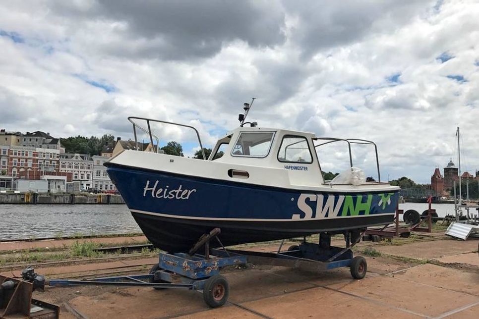 Hafenmeisterboot der Stadtwerke „Heister“.