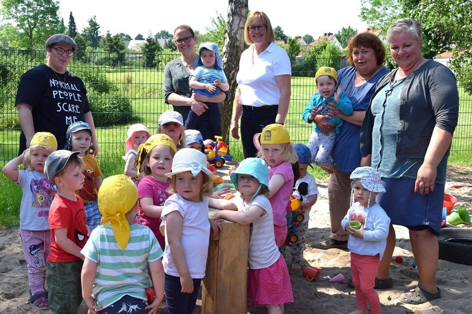 Übergabe der Werkbank an den Gruber Kindergarten.