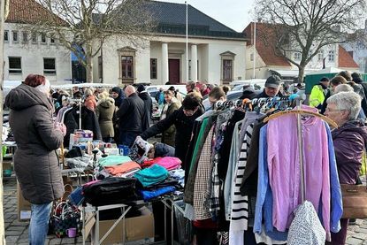 Ob Kleidung, Möbel, Geschirr oder Spielzeug. Der Großflohmarkt bot eine bunte Auswahl an Neuem und Gebrauchtem.