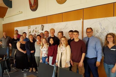 Jugendliche trafen sich mit Bürgermeister Mirko Spieckermann zum Zukunftsworkshop.