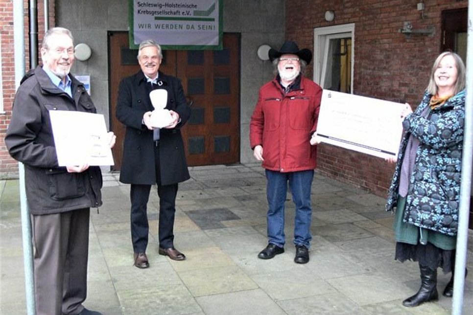 Freuen sich über die enorme Summe, die bei der Aktion zusammenkam: Bernd Seeger, Prof. Dr. Frank Gieseler, Uwe Göllner und Marita Kähler.