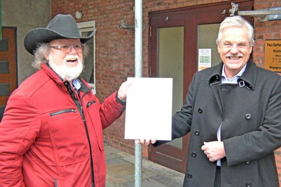 Prof. Dr. Frank Giesler überreicht Uwe Göllner die Urkunde zur  Ehrenmitgliederschaft