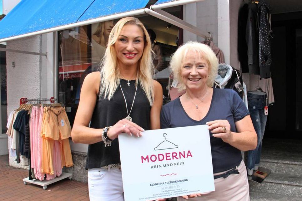 Mandy Schuldt und Annette Ulrich (re.), mit dem neuen MODERNA-Logo, verstehen sich bestens und kooperieren in Sachen Textilreinigung.
