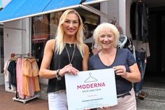 Mandy Schuldt und Annette Ulrich (re.), mit dem neuen MODERNA-Logo, verstehen sich bestens und kooperieren in Sachen Textilreinigung.