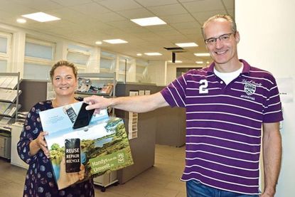 Mit der Entsorgung alter Handys in der Green-to- be-Box im Bürgerbüro können Umweltprojekte unterstützt und Materialien in den Kreislauf der Wiederverwertung gebracht werden.