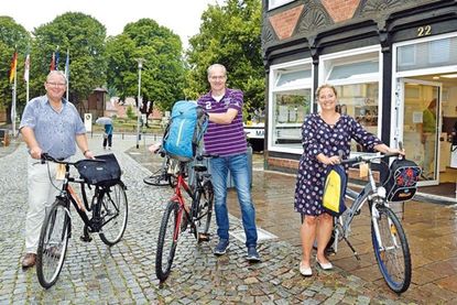 Die Mitarbeiter der Stadt Plön Conny Winter und Frank Neufeind sowie Bürgermeister Lars Winter appellieren an Eigentümer verlorener Dinge, sich zu melden und die Fundsachen im Bürgerbüro, Lange Straße 22 abzuholen. Fotos: Schneider