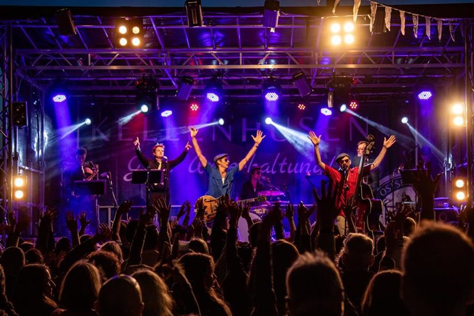 Mitreißende Stimmung und Rock’n’Roll pur: die „Rockhouse Brothers“ live in Kellenhusen.
