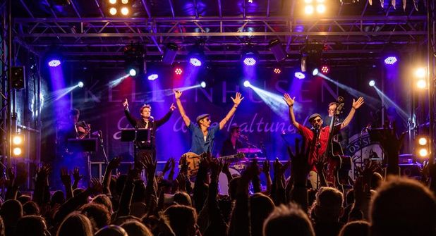 Mitreißende Stimmung und Rock’n’Roll pur: die „Rockhouse Brothers“ live in Kellenhusen.