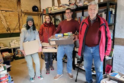Bis zum 22. November haben Greta und Emma Pickert (v. lks.), Rene Holz und Pastor i.R. Christoph Huppenbauer noch Zeit die unzähligen Bücher der Tausch-Börse für die große Verschenke-Aktion während des Budenzaubers auf dem Pfarrhof in Schönwalde zu sichten und sortieren.