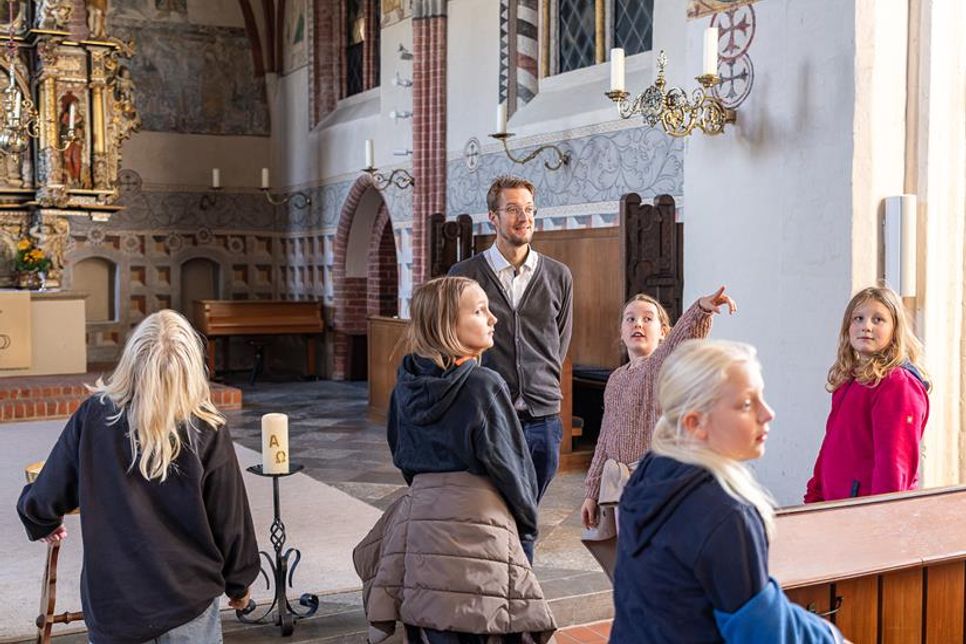 Faszinierte Blicke in die Höhe: Pastor Heiko Hermann führte die Kinder durch die Stadtkirche und erklärte die Besonderheiten der Geschichte.