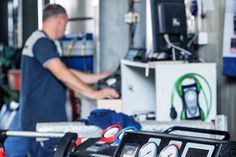 Die Klimaanlage sollte alle zwei bis drei Jahre gewartet werden. Denn mit der Zeit verliert sie Kühlflüssigkeit, die Wirkung lässt nach. Die Werkstatt checkt auch die Dichtigkeit und desinfiziert den Verdampfer. (Foto: ProMotor)