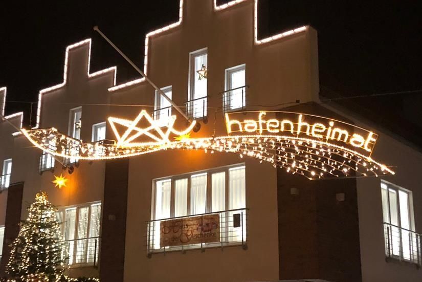 Kurze Straßensperrung wegen Aufhängen der Winterbeleuchtung Neustadt