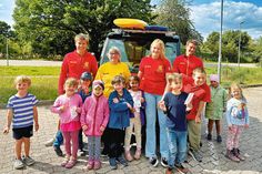 Zehn der Schwimmkinder nach erfolgreicher „Seepferchen“-Prüfung mit ihren Trainern Florian Ziesmer, Lea Ellinghaus, Jacob Schmidtlein und der stellv. Ausbildungsleiterin Carola Szygulla (Mitte hinten).
