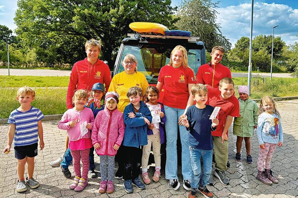 Zehn der Schwimmkinder nach erfolgreicher „Seepferchen“-Prüfung mit ihren Trainern Florian Ziesmer, Lea Ellinghaus, Jacob Schmidtlein und der stellv. Ausbildungsleiterin Carola Szygulla (Mitte hinten).