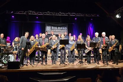Das große Finale: Beide Bands stehen gemeinsam auf der Bühne.