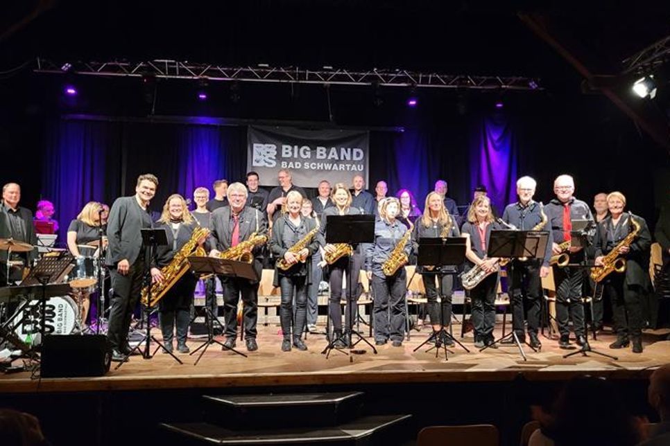 Das große Finale: Beide Bands stehen gemeinsam auf der Bühne.