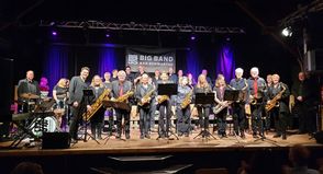 Das große Finale: Beide Bands stehen gemeinsam auf der Bühne.