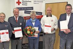 Carina Pries wurde für 5 Zugehörigkeit in der DRK-Bereitschaft Göhl geehrt, Niels Gallowsky wurde für 40 Jahre Zugehörigkeit in der DRK-Bereitschaft Göhl geehrt, Ingeburg Bargholz wurde für 40 Jahre Zugehörigkeit im DRK-Ortsverein Göhl geehrt, Markus Schwartz wurde für 20 Jahre Zugehörigkeit in der DRK-Bereitschaft Göhl geehrt und Henning Meinecke wurde zum 25jährigen Dienstjubiläum im DRK gratuliert.