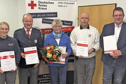 Carina Pries wurde für 5 Zugehörigkeit in der DRK-Bereitschaft Göhl geehrt, Niels Gallowsky wurde für 40 Jahre Zugehörigkeit in der DRK-Bereitschaft Göhl geehrt, Ingeburg Bargholz wurde für 40 Jahre Zugehörigkeit im DRK-Ortsverein Göhl geehrt, Markus Schwartz wurde für 20 Jahre Zugehörigkeit in der DRK-Bereitschaft Göhl geehrt und Henning Meinecke wurde zum 25jährigen Dienstjubiläum im DRK gratuliert.