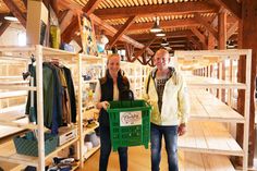 Pia-Justine Longe und Dirk Brinket haben den Indoorflohmarkt „Flohby“ nach Neustadt geholt. Eröffnet wird am 5. Juli, noch sind einige Regale frei.