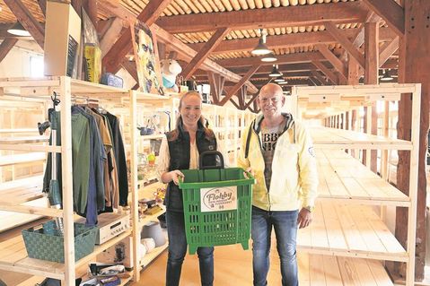 Pia-Justine Longe und Dirk Brinket haben den Indoorflohmarkt „Flohby“ nach Neustadt geholt. Eröffnet wird am 5. Juli, noch sind einige Regale frei.