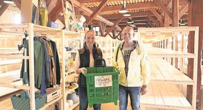 Pia-Justine Longe und Dirk Brinket haben den Indoorflohmarkt „Flohby“ nach Neustadt geholt. Eröffnet wird am 5. Juli, noch sind einige Regale frei.