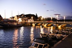 Die Hafenheimat-Beleuchtung erleuchtet die Hafenbrücke und die Innenstadt.