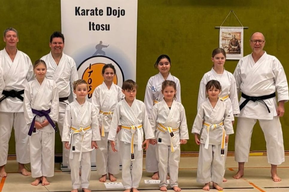 Neustadt. Zum Jahresbeginn fanden im Karate Dojo Itosu Neustadt Gürtelprüfungen statt. Die Prüfung zum 9. Kyu haben Lena Weidemann, Emil Mohnwinkel, Milena Gerlitz, Wad Eldieb, Loni Maleen Bechen, Emma Chojnachi und Levi Ronthaler bestanden. Karlotta Gerthenrich meisterte zudem die Prüfung zum 5. Kyu, während Volker Neubeck sich erfolgreich der Herausforderung zum 3. Kyu stellte. (red)