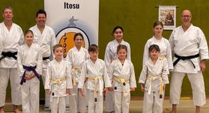 Neustadt. Zum Jahresbeginn fanden im Karate Dojo Itosu Neustadt Gürtelprüfungen statt. Die Prüfung zum 9. Kyu haben Lena Weidemann, Emil Mohnwinkel, Milena Gerlitz, Wad Eldieb, Loni Maleen Bechen, Emma Chojnachi und Levi Ronthaler bestanden. Karlotta Gerthenrich meisterte zudem die Prüfung zum 5. Kyu, während Volker Neubeck sich erfolgreich der Herausforderung zum 3. Kyu stellte. (red)