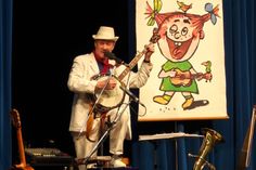 Liedermacher Wolfgang Rieck verstand es, die jungen Zuhörer von der ersten Minute an mitzunehmen.