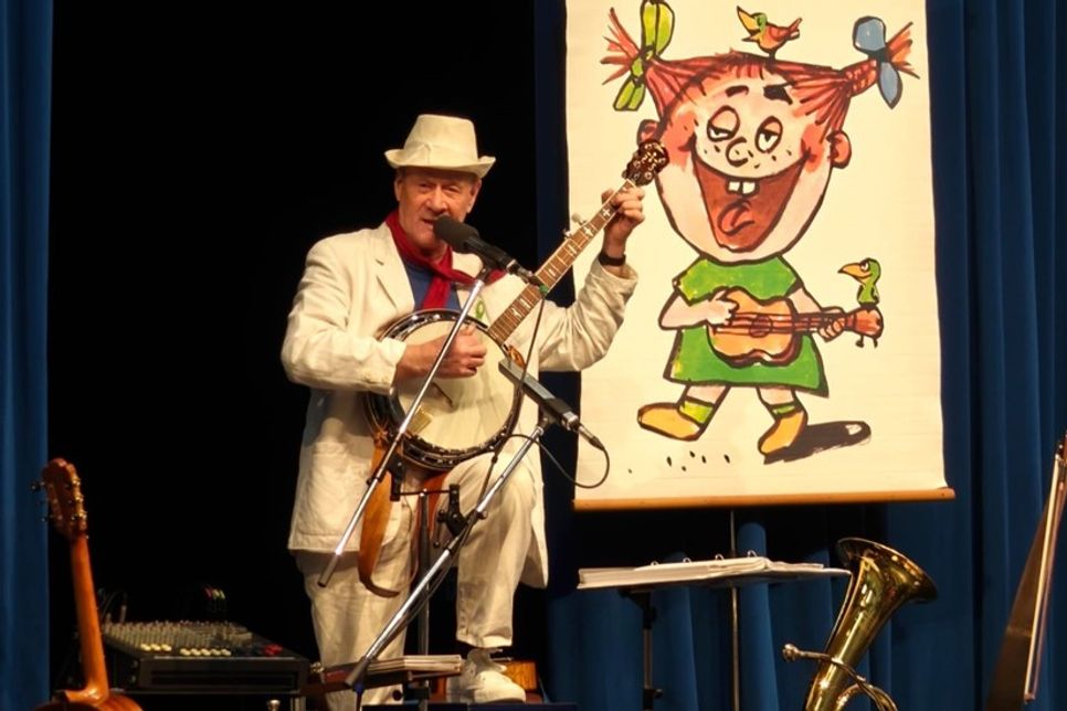 Liedermacher Wolfgang Rieck verstand es, die jungen Zuhörer von der ersten Minute an mitzunehmen.