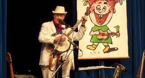 Liedermacher Wolfgang Rieck verstand es, die jungen Zuhörer von der ersten Minute an mitzunehmen.