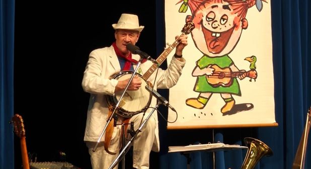 Liedermacher Wolfgang Rieck verstand es, die jungen Zuhörer von der ersten Minute an mitzunehmen.