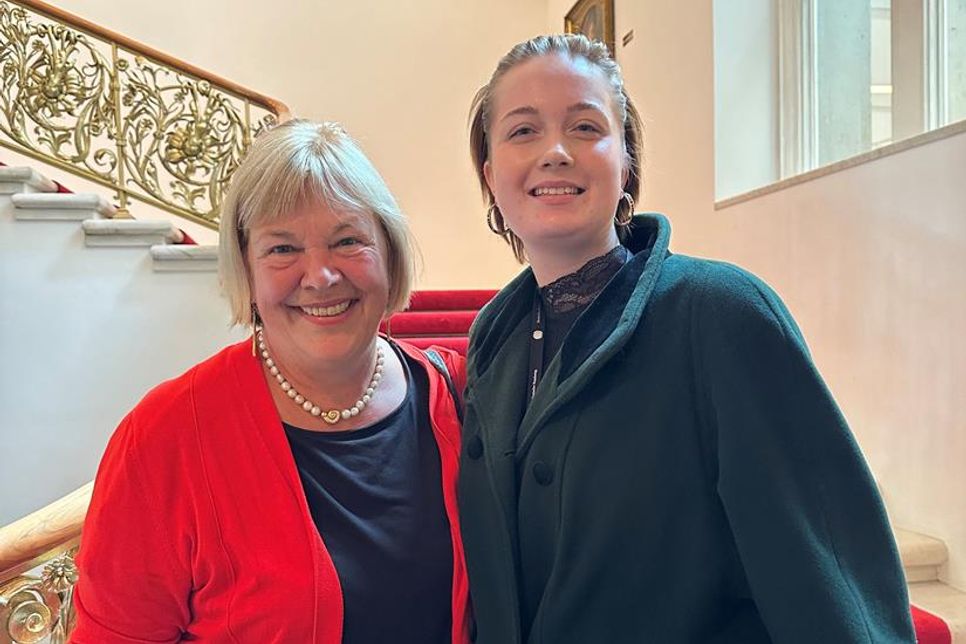 Annika Voigt (re.) bekam Einblicke in den Alltag der Abgeordneten Bettina Hagedorn.(Foto: Büro Hagedorn)