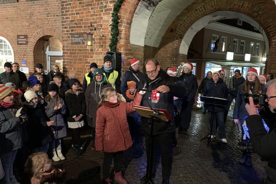 Bürgermeister Mirko Spieckermann und die Schülerinnen und Schüler der Grundschule Neustädter Bucht trugen Lieder, Gedichte und Geschichten vor.