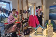 Die Mitarbeiterinnen, Diana Falkenburg und Stina Schomaker, freuen sich über das neue Sortiment in der Tourist-Info.