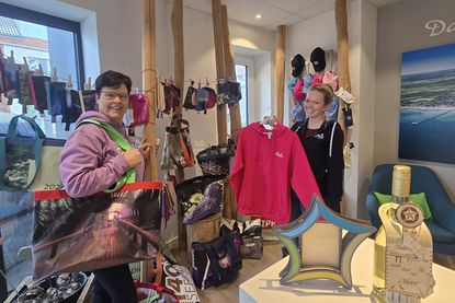 Die Mitarbeiterinnen, Diana Falkenburg und Stina Schomaker, freuen sich über das neue Sortiment in der Tourist-Info.