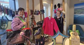 Die Mitarbeiterinnen, Diana Falkenburg und Stina Schomaker, freuen sich über das neue Sortiment in der Tourist-Info.