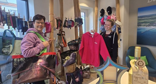 Die Mitarbeiterinnen, Diana Falkenburg und Stina Schomaker, freuen sich über das neue Sortiment in der Tourist-Info.