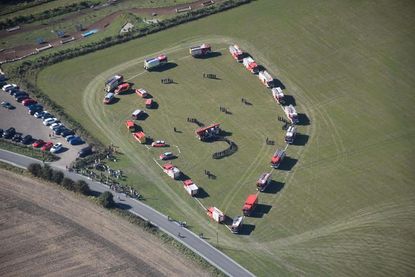 Alle Fahrzeuge der Wehren bilden die Umrisse der Insel Fehmarn