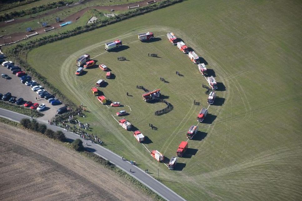 Alle Fahrzeuge der Wehren bilden die Umrisse der Insel Fehmarn