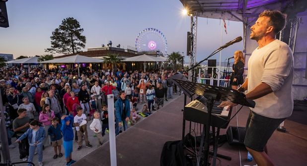 Alle sind eingeladen, mitzusingen und Teil eines Sommerabends unter freiem Himmel zu werden.