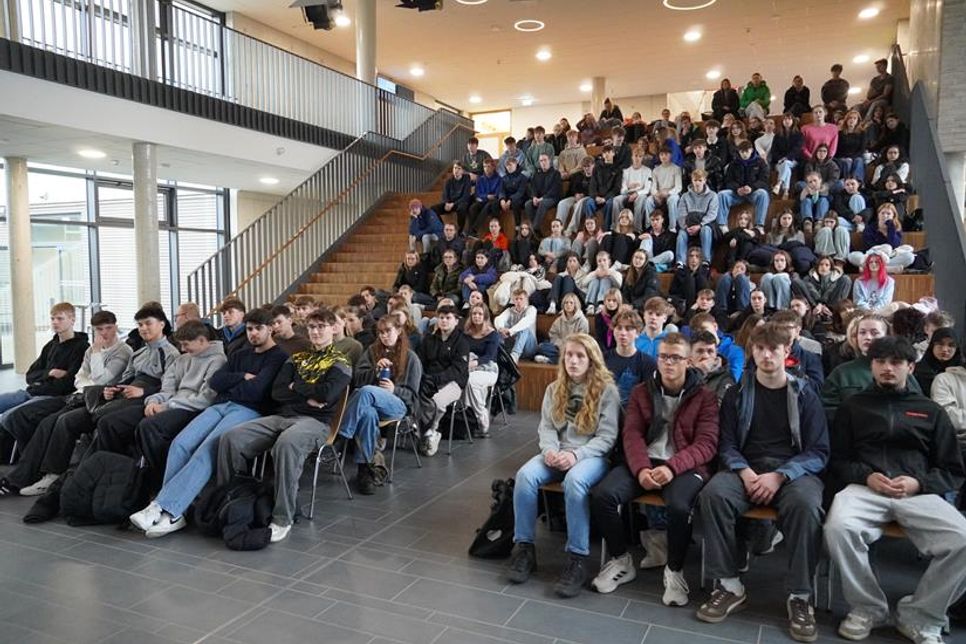 Schülerinnen und Schüler der Oberstufe und der 10. Klassen hatten die Gelegenheit, mit zwei Bundestagsabgeordneten sowie zwei Direktkandidaten in den persönlichen Austausch zu treten.