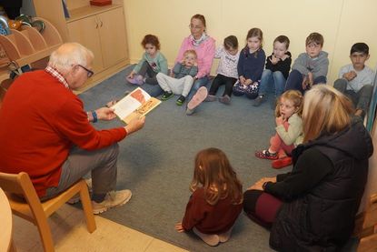 Werner Schreiner liest in der „Seepferdchen-Gruppe“.