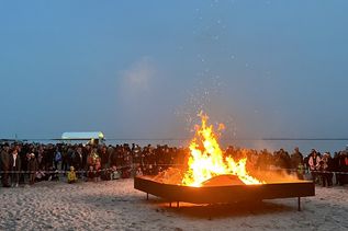 Sowohl am Ostersamstag als auch am Ostersonntag wird in Pelzerhaken am Strand ein Osterfeuer entzündet.