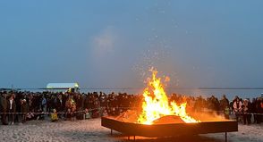 Sowohl am Ostersamstag als auch am Ostersonntag wird in Pelzerhaken am Strand ein Osterfeuer entzündet.