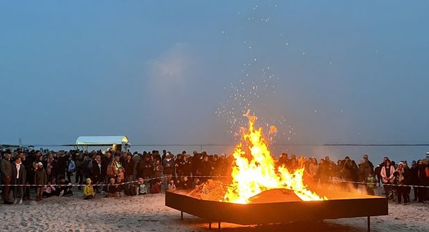 Sowohl am Ostersamstag als auch am Ostersonntag wird in Pelzerhaken am Strand ein Osterfeuer entzündet.