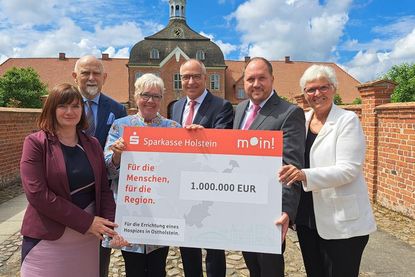 Sparkassen-Chef Thomas Piehl (Mitte) übergab zusammen mit Landrat Timo Gaarz und Kreispräsidentin Petra Kirner (rechts) den symbolischen Spendenscheck an die Vertreter der „Hospiz Ostholstein gGmbH“, Heike Steinbach, Peter Wendt und Beate Rinck (von links).